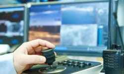 מערכות בטיחות לעסק - מאבטח עם מצלמות PTZ בעסק ומכשיר קשר