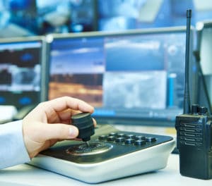 מערכות בטיחות לעסק - מאבטח עם מצלמות PTZ בעסק ומכשיר קשר