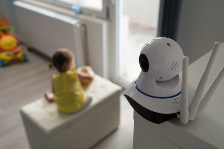 מצלמה נסתרת למטפלת